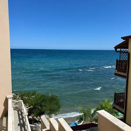 On The Near The Sea 瓦爾納